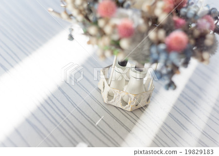 一個白色長平底船和花圍攏的夫婦圖像 一個白色長平底船和花圍攏的夫婦圖像 19829183