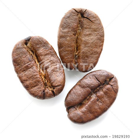 roasted coffee beans isolated 19829193