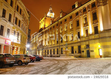 night lights of the city on Christmas night 19829318