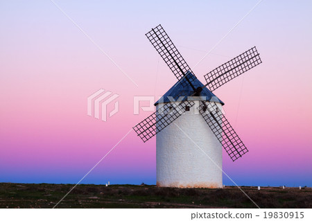 Wndmill at field in evening 19830915