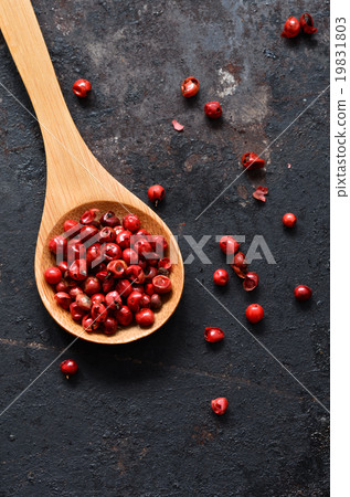 Pink peppercorns close up 19831803