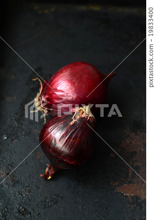 Fresh red onions 19833400