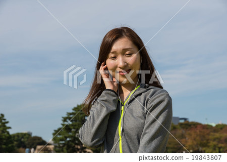 A young woman listening to music 19843807