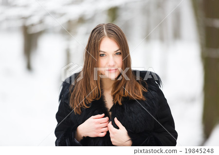 Woman portrait in winter 19845248