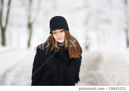 Woman in a hat Woman in a hat 19845252
