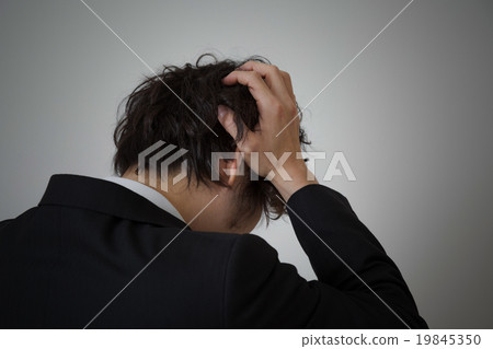 一個遭受頭痛的商人 一個遭受頭痛的商人 19845350