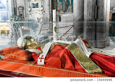 The effigy of Pope Gregory X 19849996