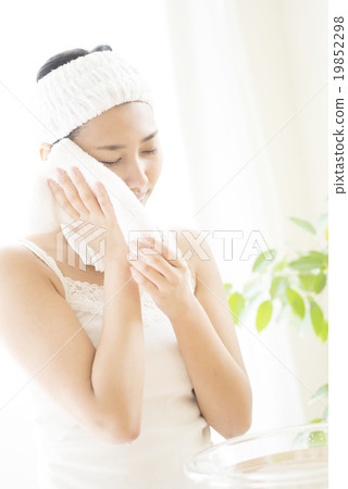 一個女人用毛巾擦臉 19852298