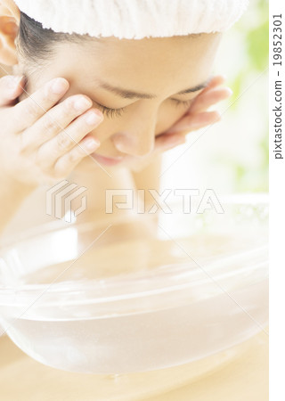 婦女面部清潔 婦女面部清潔 19852301