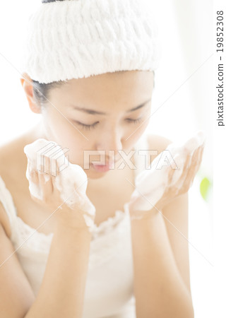 婦女面部清潔 19852308