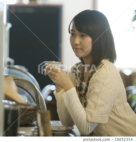 Women who drink coffee at a cafe Women who drink coffee at a cafe 19852354