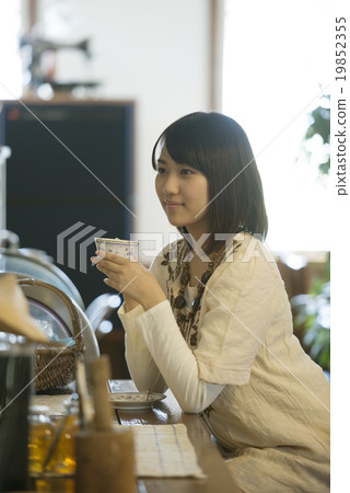 Women who drink coffee at a cafe 19852355