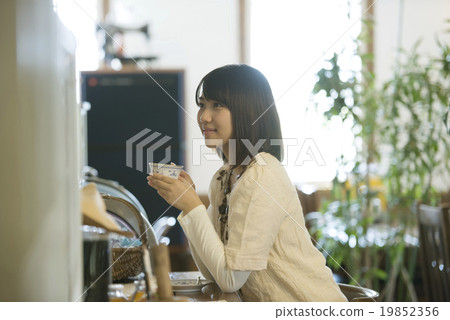 在咖啡廳喝咖啡的婦女 在咖啡廳喝咖啡的婦女 19852356