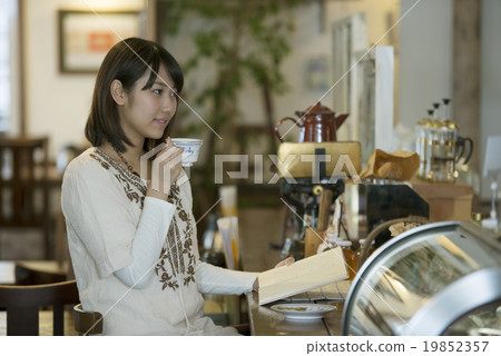 在咖啡廳喝咖啡的婦女 在咖啡廳喝咖啡的婦女 19852357