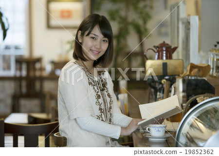讀在咖啡館的婦女 讀在咖啡館的婦女 19852362
