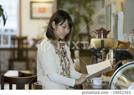 讀在咖啡館的婦女 讀在咖啡館的婦女 19852363