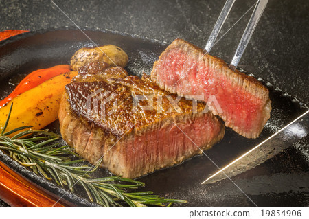 和牛牛排配上嘶嘶聲高品質的日本牛排 19854906