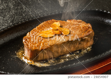 Thickly sliced Japanese beef steak with a sense of sizzle High-quality Japanese beef steak 19854907
