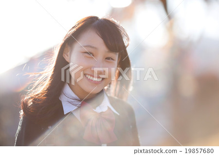 黃昏在秋天和學校女孩放學後 黃昏在秋天和學校女孩放學後 19857680