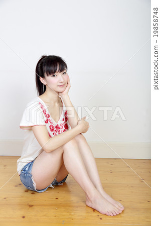 坐著的小姐 19858748