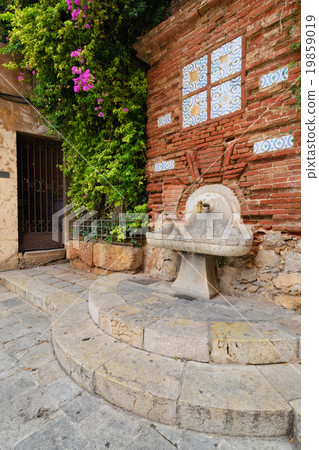 Antique street 19859019