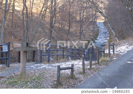 長野縣松本市Ushikaga河法國式樓梯(sabo設施)導遊板和木板路明治時代的土木工程國家重要文化財產 長野縣松本市Ushikaga河法國式樓梯(sabo設施)導遊板和木板路明治時代的土木工程國家重要文化財產 19860285