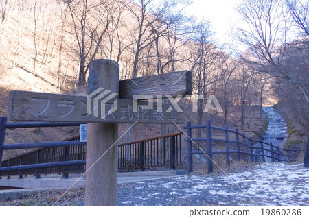 長野縣松本市Ushibashi River法式樓梯(sabo設施)水路和導遊土木工程建設國家重要文化財產 長野縣松本市Ushibashi River法式樓梯(sabo設施)水路和導遊土木工程建設國家重要文化財產 19860286