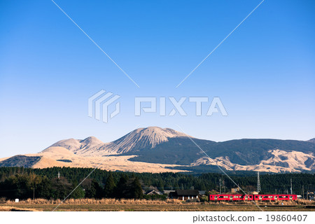 Mt. Aso in winter against my back 19860407