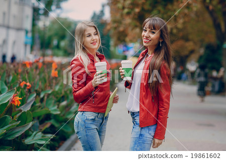 girls with phone 19861602