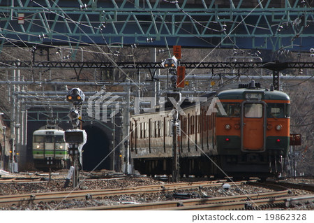 上越線高崎口的115系列列車 19862328