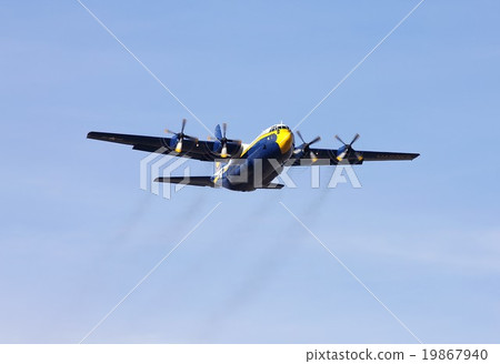 飛行藍天的德克薩斯KC-130T藍天使運輸機器的美國海軍Acrobat中隊 飛行藍天的德克薩斯KC-130T藍天使運輸機器的美國海軍Acrobat中隊 19867940