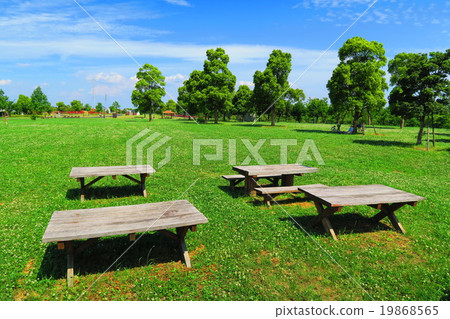 Bench for break at Tokyo Metropolitan Park 19868565