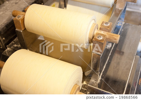 Hand ramen noodles 19868566