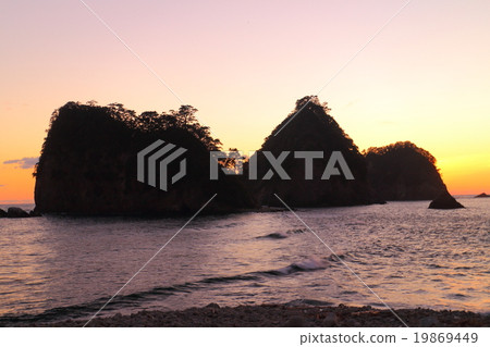 Evening sun of Izu Sanshiro Island 19869449