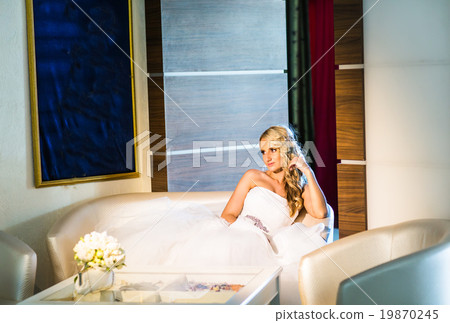 Beautiful bride in the interior 19870245