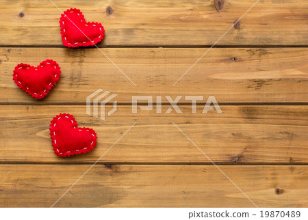 紅色心臟在船上:在一個木板的紅色心臟 紅色心臟在船上:在一個木板的紅色心臟 19870489