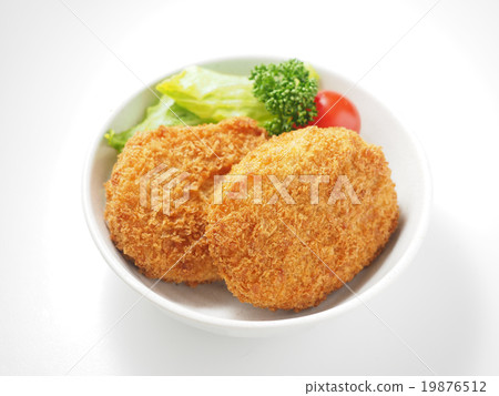 在盤子上的兩個炸丸子 19876512