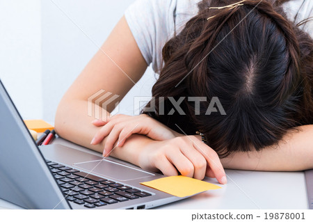 睡眠不足女性員工困倦和困女性疲憊的人亞洲照片材料PC OL白背 19878001
