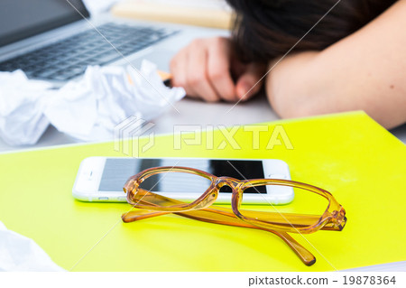 睡眠不足女性員工困倦和困女性疲憊的人亞洲照片材料PC OL白背 睡眠不足女性員工困倦和困女性疲憊的人亞洲照片材料PC OL白背 19878364