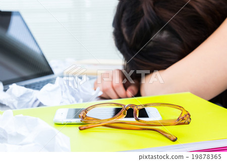 睡眠不足女性員工困倦和困女性疲憊的人亞洲照片材料PC OL白背 睡眠不足女性員工困倦和困女性疲憊的人亞洲照片材料PC OL白背 19878365