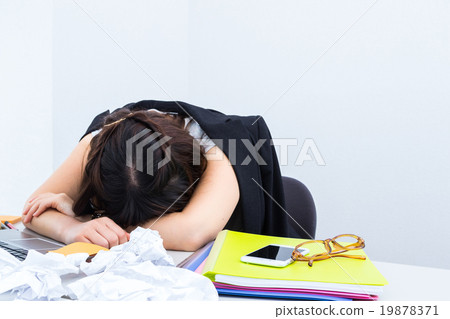 Lack of sleep Female employees sleepy and sleepy women tired people Asian photos Material PC OL White Back 19878371