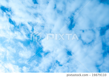 積雲或積雨雲仲冬天空白色雲彩和藍天背景材料複製空間字符空間 19879110