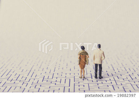 A couple fight and maze A couple fight and maze 19882397