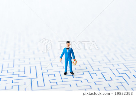 站立在迷宮的孩子 19882398