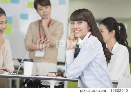 Women who hold meetings in the office Women who hold meetings in the office 19882940