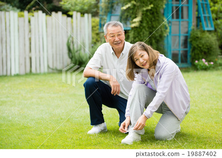 Senior couple image 19887402