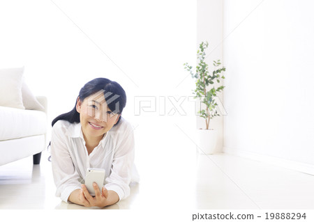 young woman      19888294