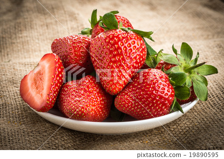 Beautiful strawberries on the table Beautiful strawberries on the table 19890595