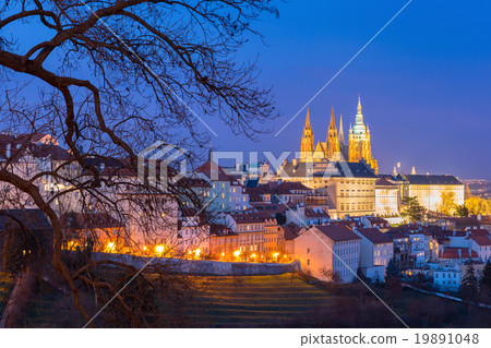 Gold Prague Castle at night, Czech Republic Gold Prague Castle at night, Czech Republic 19891048
