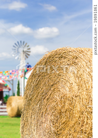 big straw roll in farm 19891861